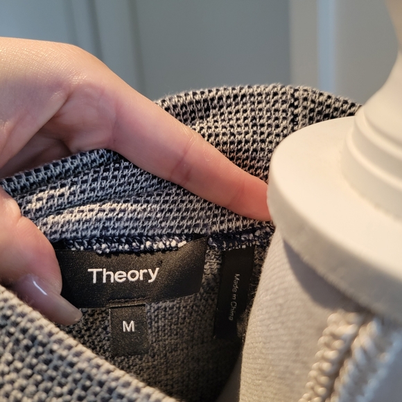 ❤️THEORY BLACK AND WHITE SWEATER - Picture 7 of 8